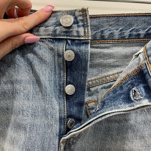 Levi’s 501 Button-Fly Distressed Raw-Hem Denim Shorts Light Wash 29w Festival - Picture 5 of 12